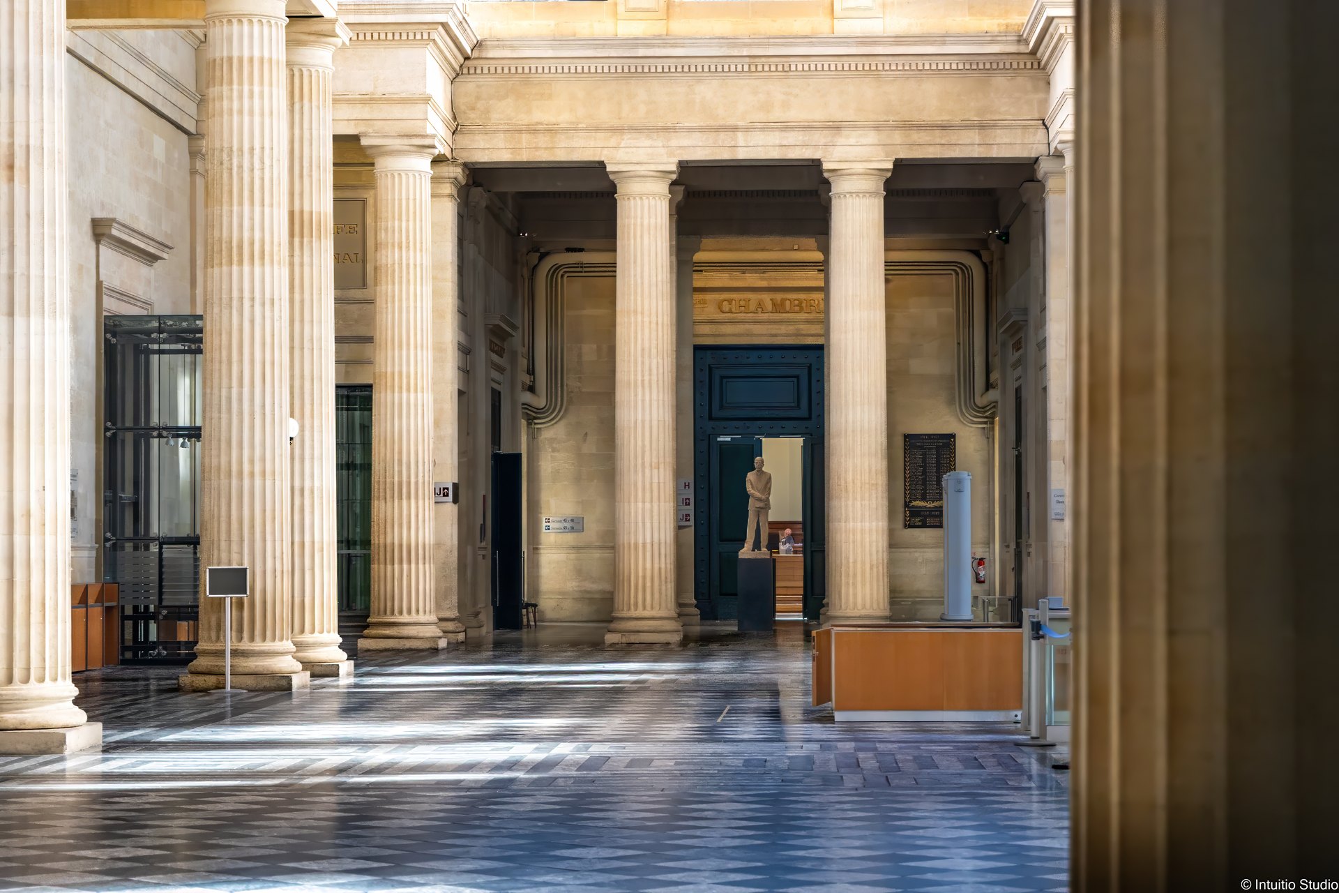 La salle des pas perdus d'un palais de justice