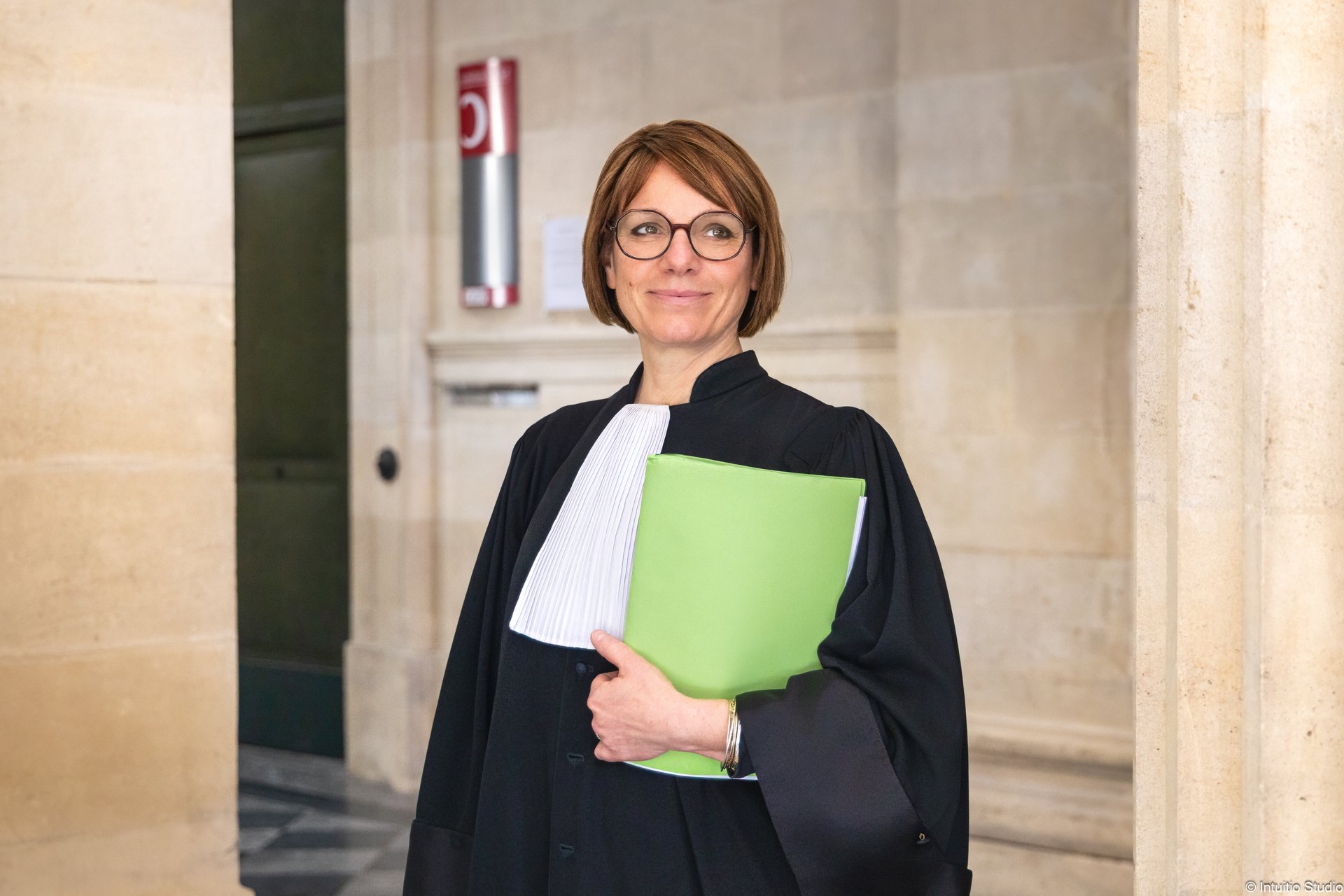 Fabienne Lacoste, avocate, en robe au palais de justice
