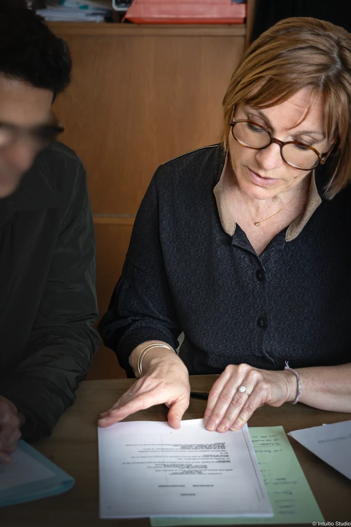 Fabienne Lacoste en rendez-vous avec un client, dossier ouvert sur la table