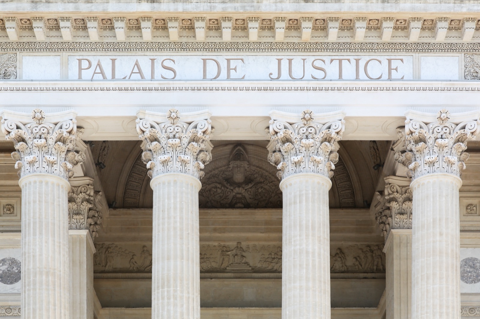 La façade à colonnes d'un palais de justice