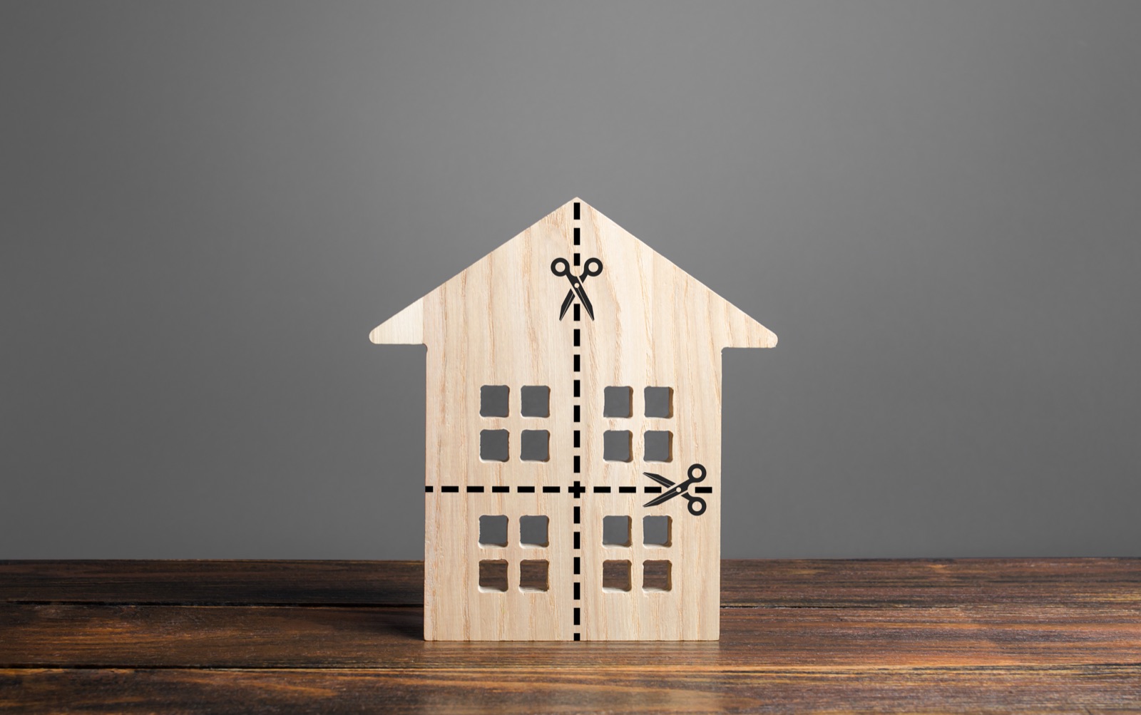 Une maison en bois découpée en quatre parts