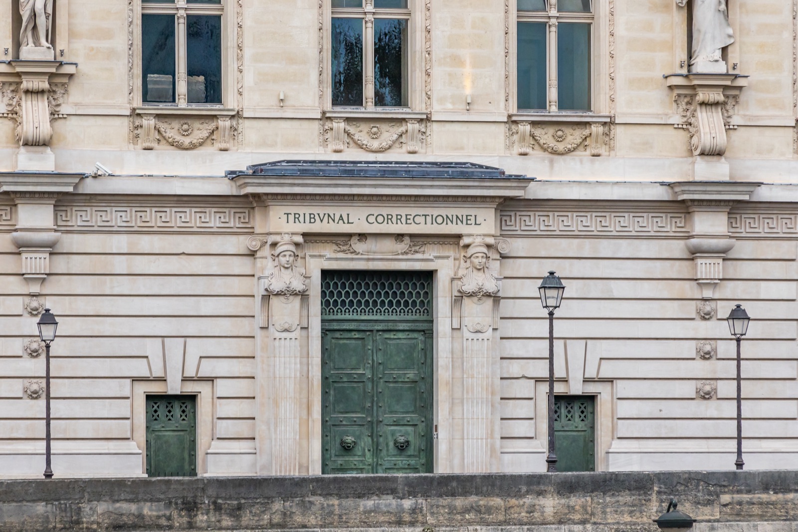 L'entrée d'un tribunal correctionnel